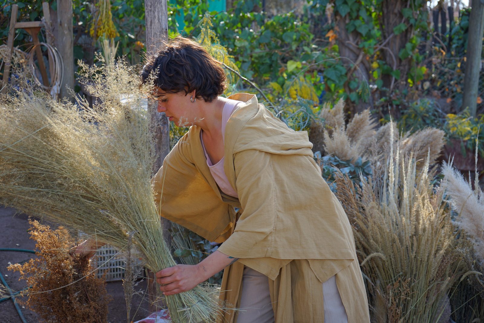 Winifred recolectando pampa grass al aire libre