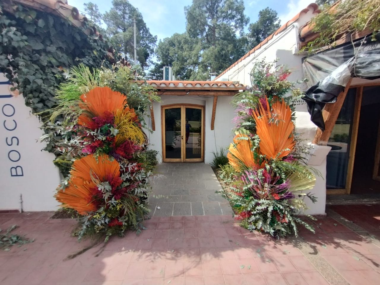 Pórtico floral de entrada para Bosco Restaurant