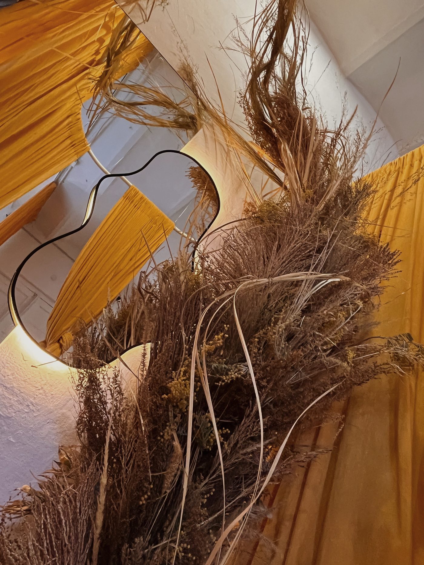 Instalación conceptual con materiales naturales recolectados