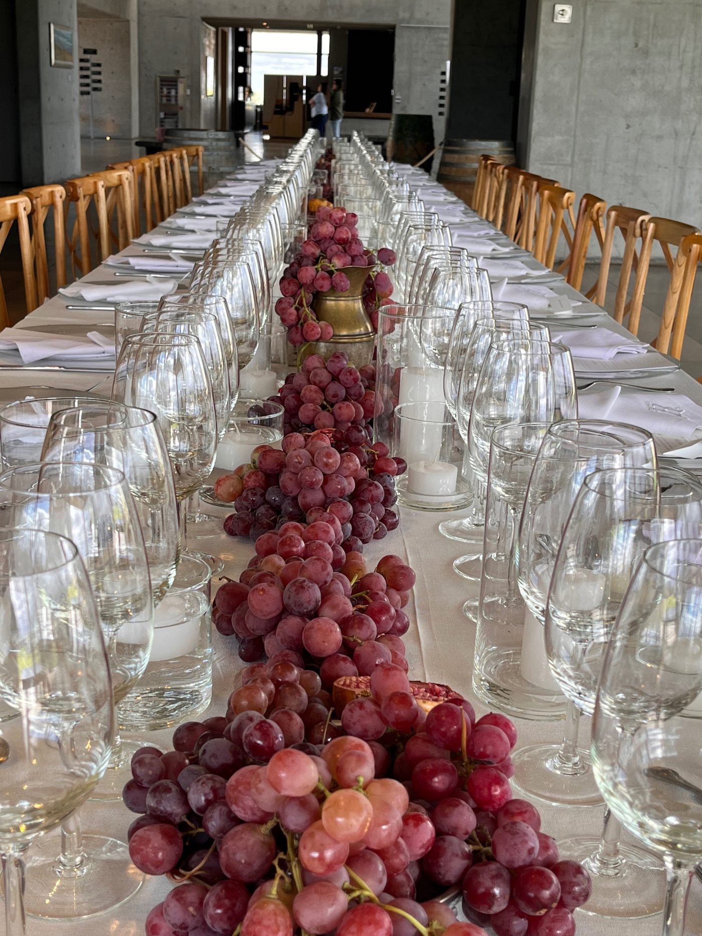 Mesa imperial con uvas y velas para Bodega Salentein