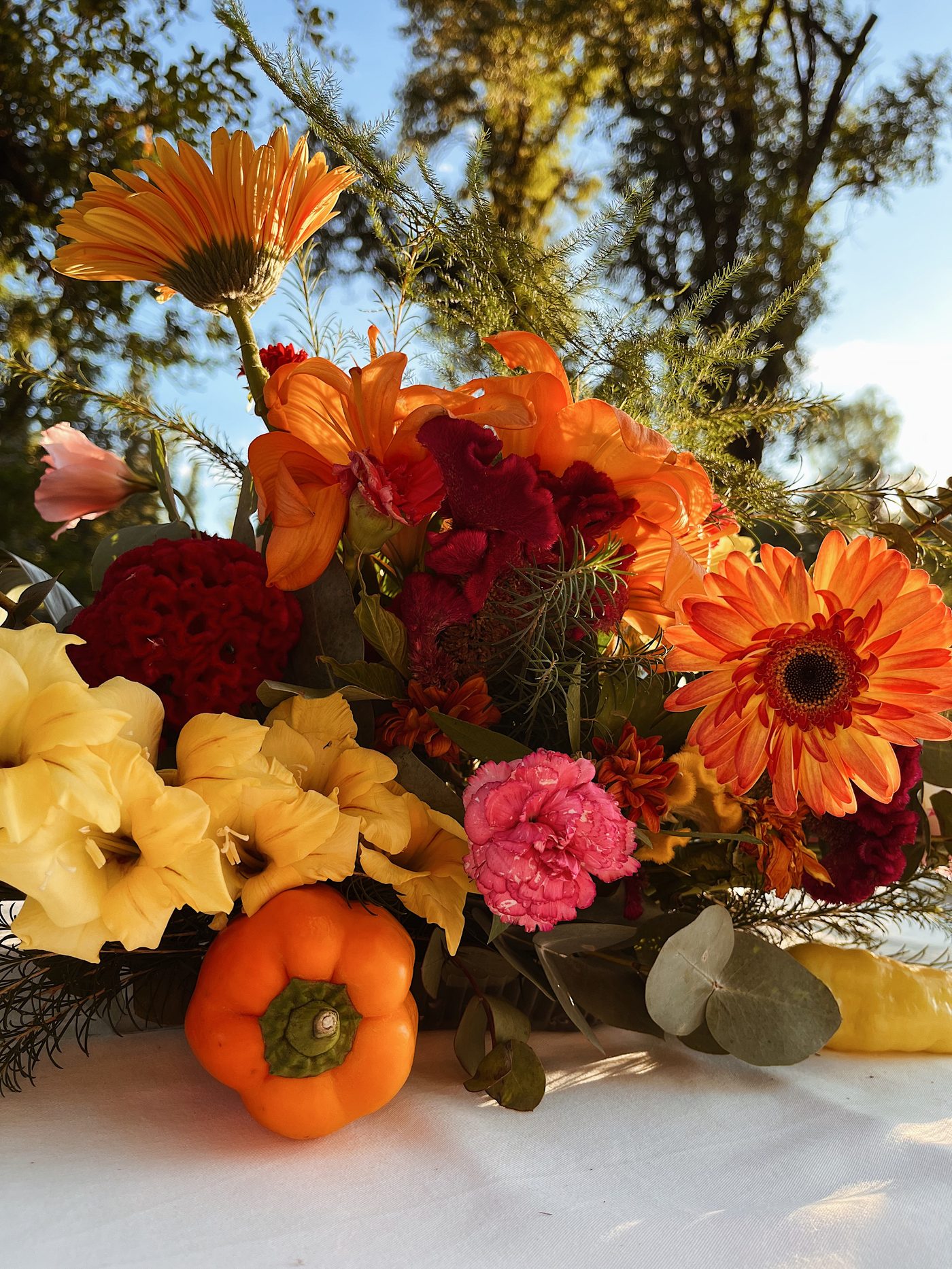 Centro de mesa con flores y frutas de estación, evento Tropicomix