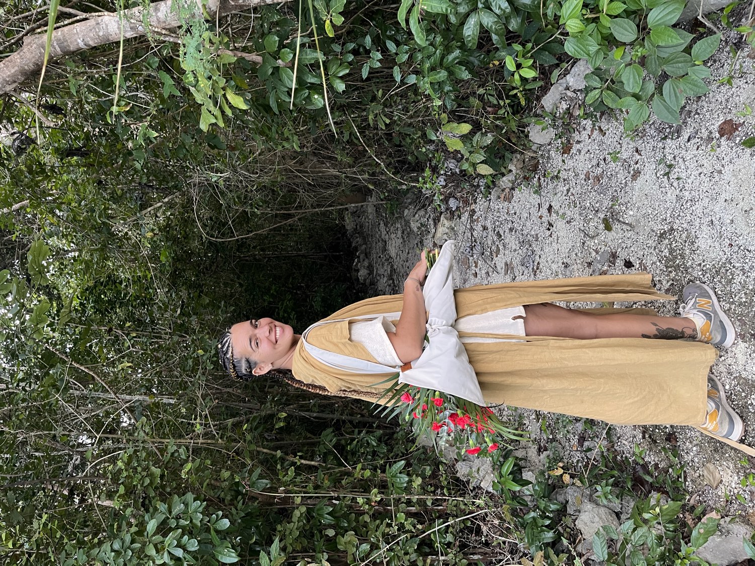 Winifred trabajando como florista freelance en un proyecto